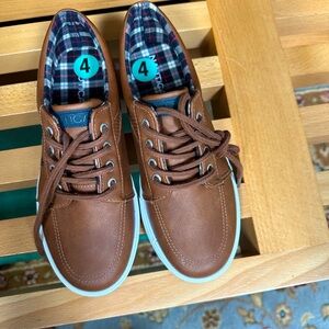 Nautical big kid boys size 4 casual lace up leather shoes New without tags